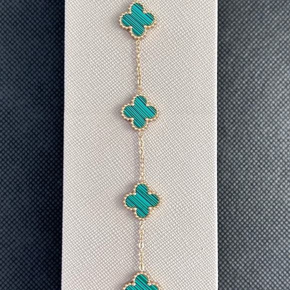 Green 5 Clover Bracelet - Picture 4 of 6